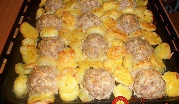 Skvelá večera z jedného plechu: Mäsový ježkovia so zemiakmi a syrom!