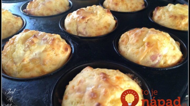Výborná náhrada chlebíka: Mäkučké syrové muffiny s cesnakom a bylinkami, hotové do pol hodinky!