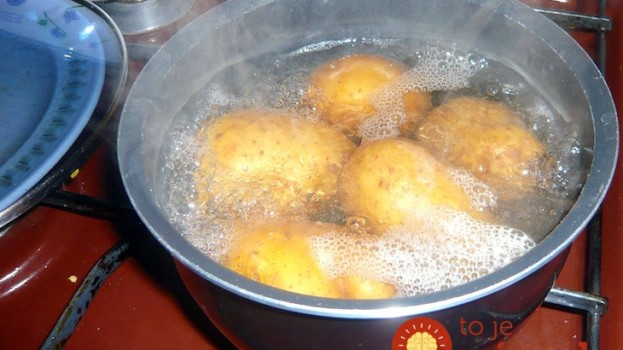Vodu po varení zemiakov nevylievajte, ale keď vyberiete zemiaky, namočte do nej striebro. Ide o starý trik, ktorý skvele funguje aj dnes!