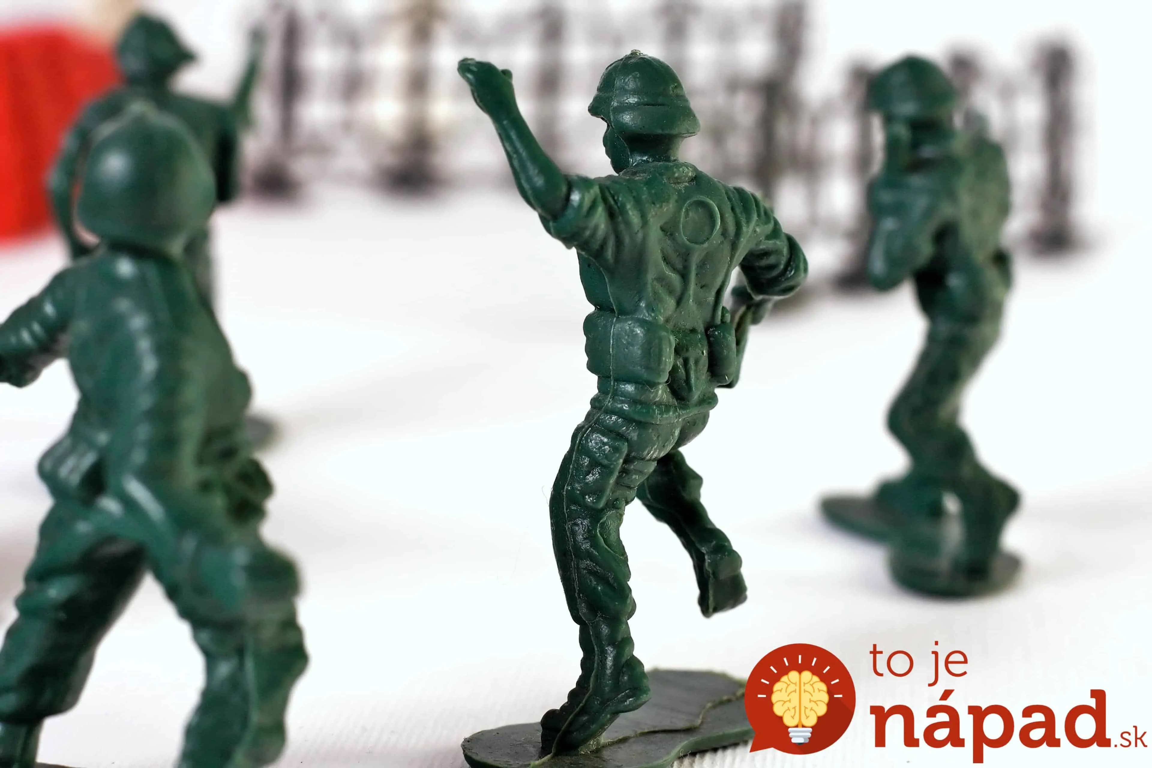 Žena postriekala staré hračky zlatým sprejom. Výsledok je úžasný!