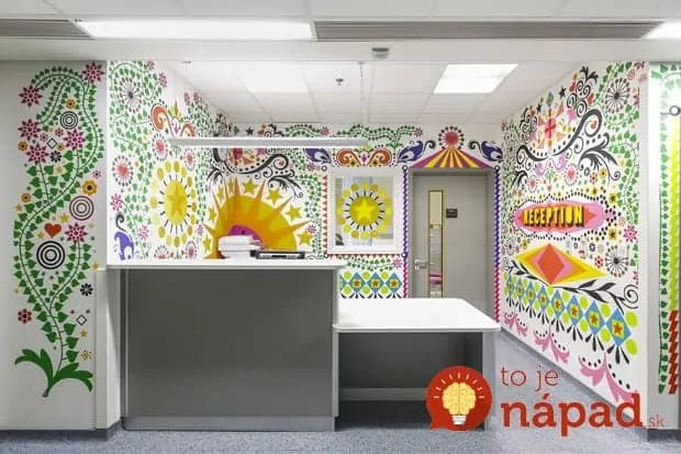 Umelci premenili chladnú nemocnicu na prívetivé miesto plné farieb
