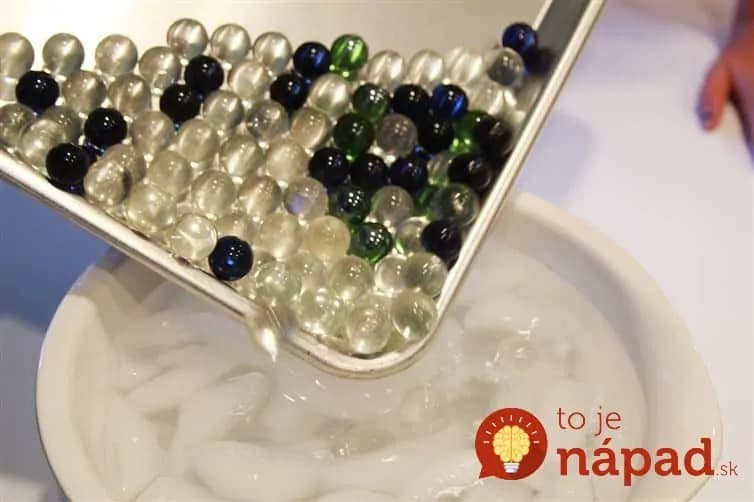 Čo sa stane, keď dáte guľôčky na hranie do ľadovej vody? Úžasné!