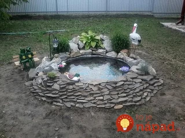 Muž vytvoril zo starej pneumatiky krásne záhradné jazierko. Ušetril tak stvoky eur!