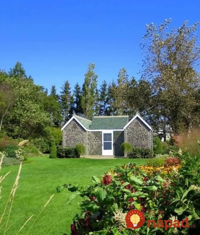 Tento domček vyzerá celkom normálne. Pohľad zblízka všetko zmení!