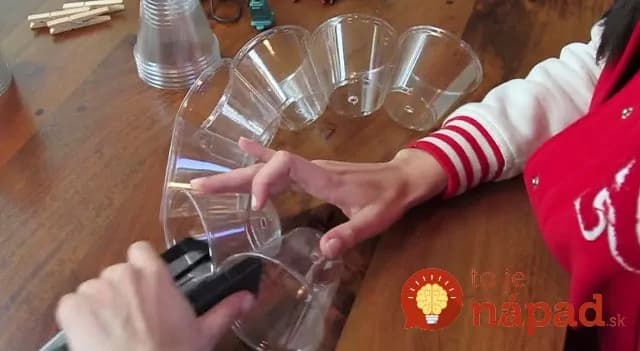 Žena pospájala obyčajné plastové poháre. To, čo vytvorila, vás ohromí!