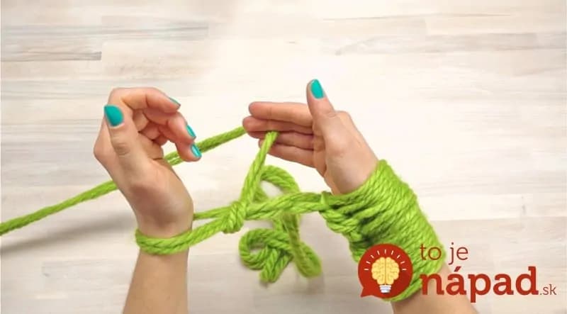 Video: Pletený šál hotový za 30 minút. Bez ihlíc!