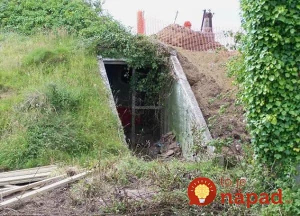 Žena premenila starý vojenský bunker na krásny trojizbový bungalov