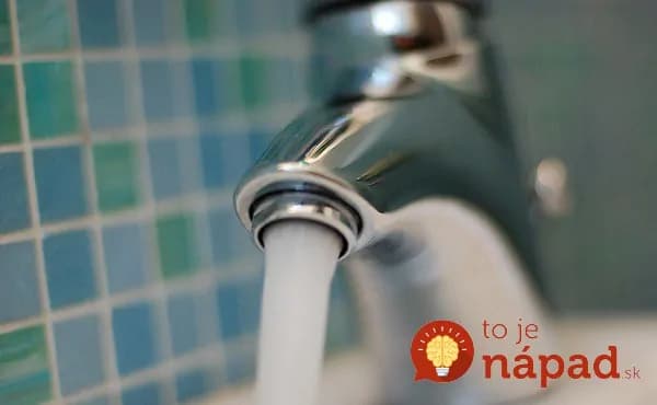 Batériu potrela olivovým olejom. Ide o skvelý tip, ktorý sa bude hodiť aj vám!