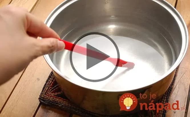 Zubnú kefku ponorila so vriacej vody. TOTO z nej vytvorila!