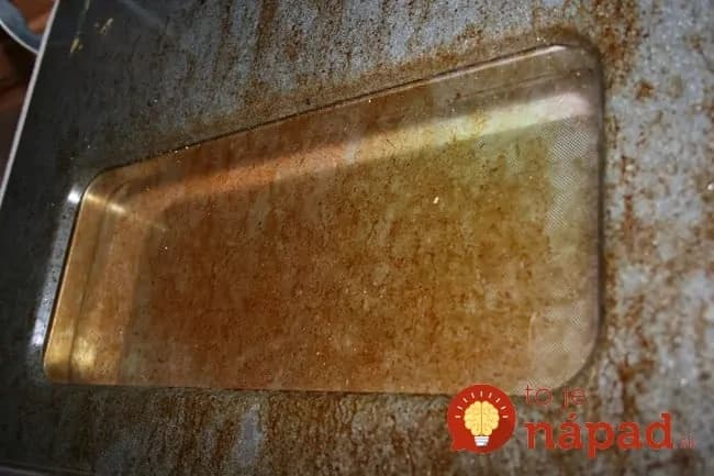 Vyzerajú dvierka na vašej rúre takto? Vďaka jednoduchému triku budú o pár minút ako nové!