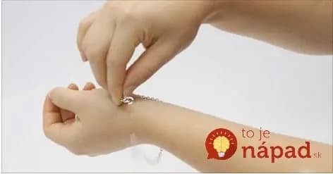 Jednoduchý trik, ako si bez pomoci zapnúť náramok