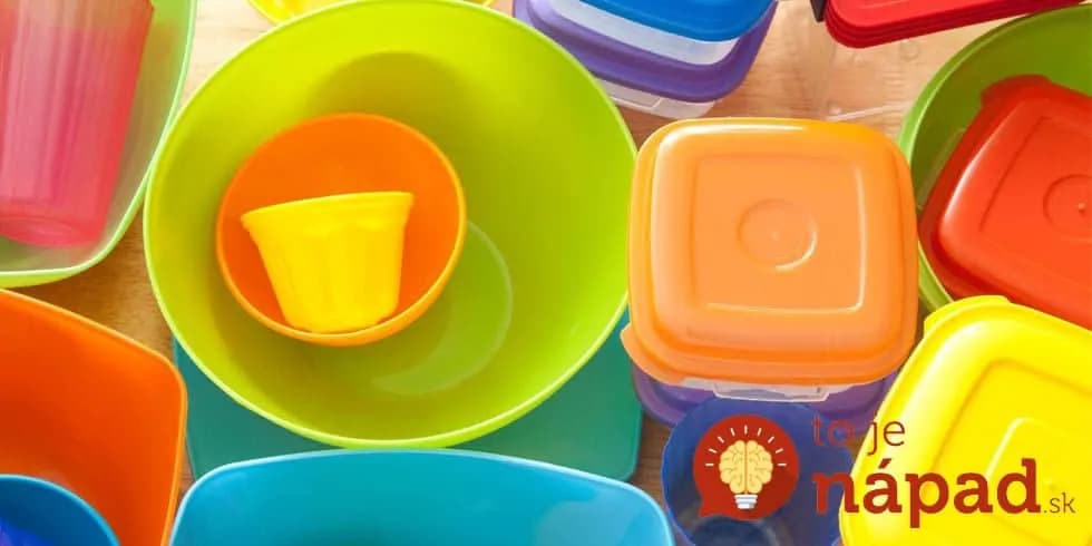 Ako zbaviť plastové dózy nepríjemného zápachu a odolných škvŕn?