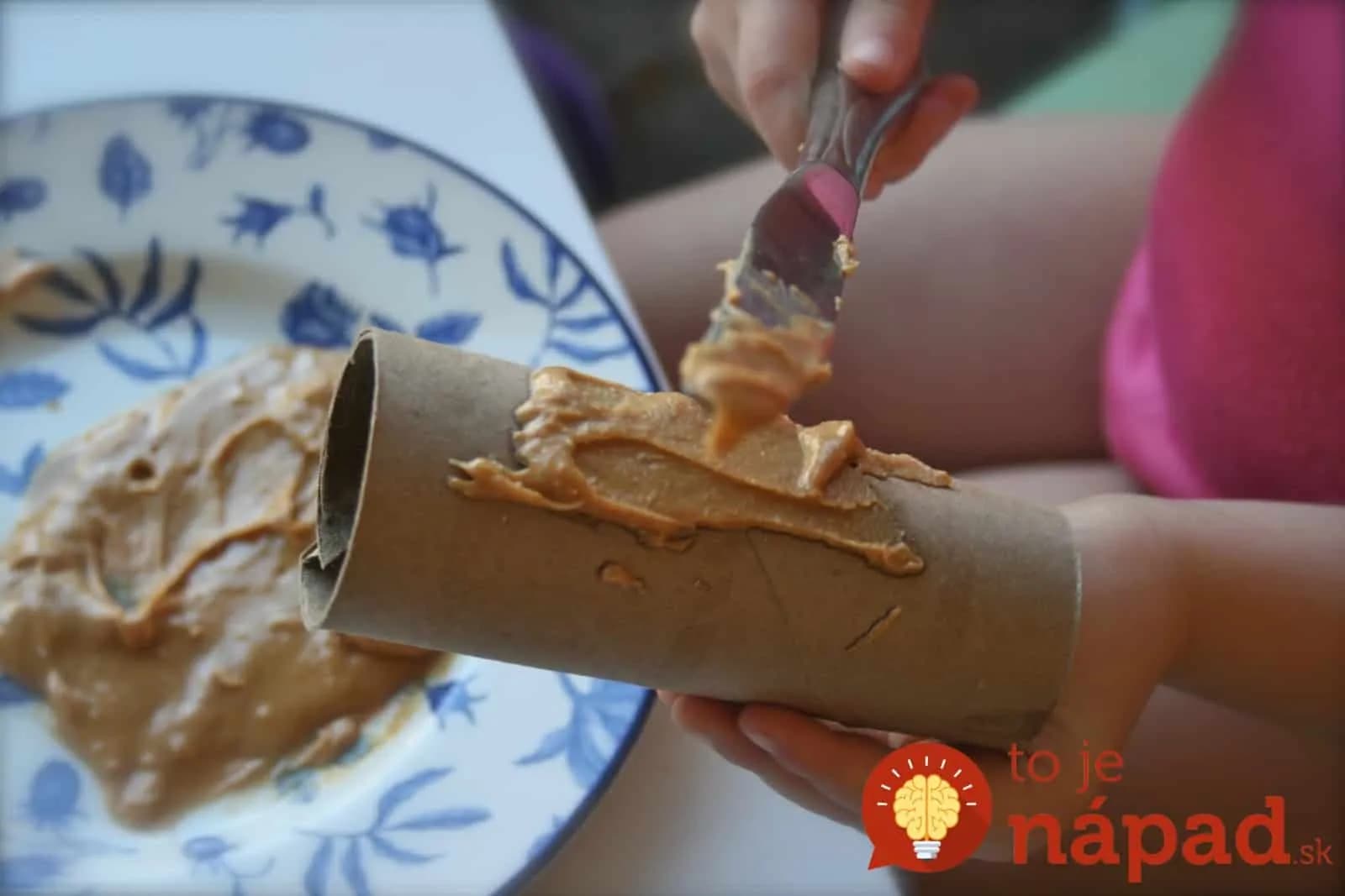 Rolku z toaletného papiera natrela arašidovým maslom. Vytvorila skvelú vec do záhrady!