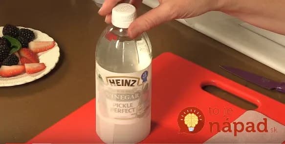 Trik, ako ozdobiť dezert pomocou prázdnej fľaše a papiera na pečenie!