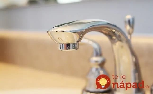 Ako udržať batériu v kúpeľni lesklú a bez zaschnutých kvapiek? Stačí vám len 1 vec!