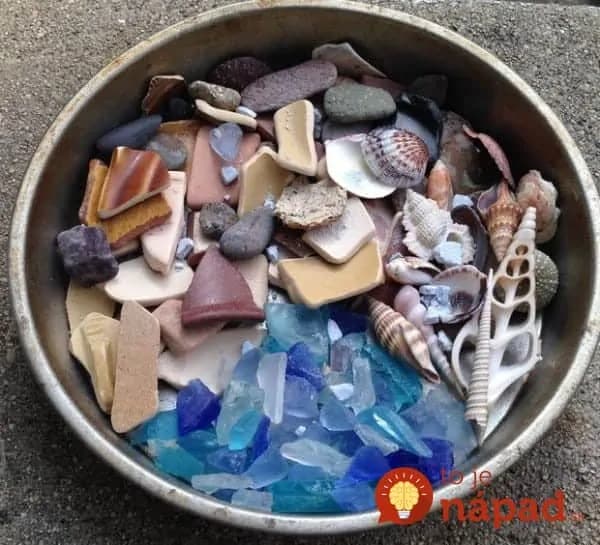 Táto žena vyrobila z mušlí a úlomkov skla unikátny kúsok do svojej záhrady