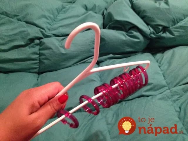 Nestojí to nič a na preplnené skrine môžete zabudnúť: Šikovní ľudia poradili, uskladniť veľa vecí v malom byte