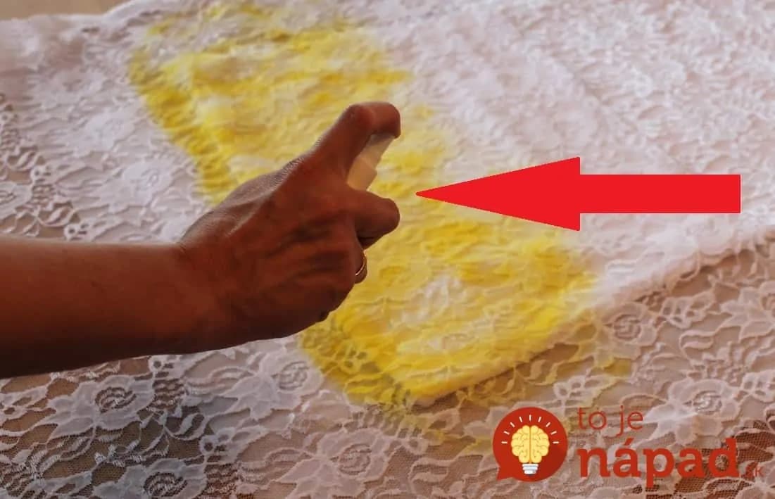 Starú záclonu nastriekala farebným sprejom. Tento šikovný nápad jej ušetril veľa peňazí!