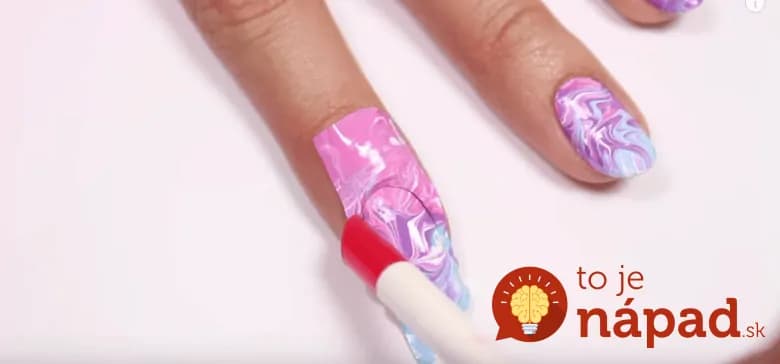 Trik, ako vytvoriť krásny nechtový dizajn pomocou plastového vrecka!