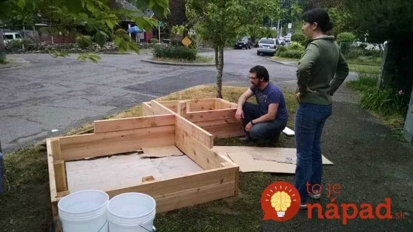 Susedia sa čudovali, prečo pred domom stavajú dva drevené boxy. Dnes tento nápad slúži celej ulici!