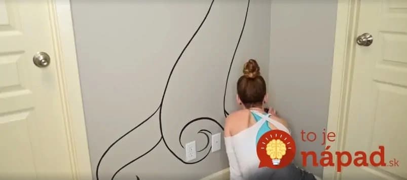 Žena sa posadila k stene a začala maľovať. Toto vytvorila len s čiernou fixkou!