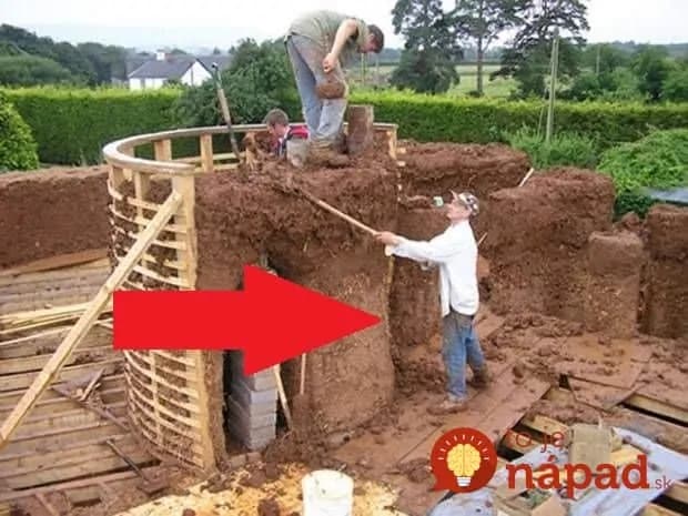 Keď začali stavať dom z hliny, všetkým boli na smiech: Teraz susedia len ticho závidia, bývajú si ako v rozprávke!