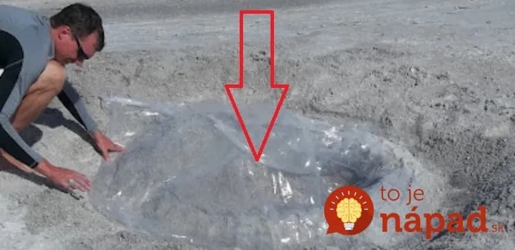 Tento muž si so sebou na pláž vždy berie sprchovací záves. Ide o šikovný nápad, ktorý môže pomôcť aj vám!