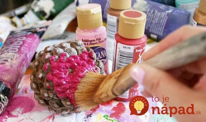 Vzala obyčajnú šišku a natrela ju farbou: Túto nádheru len tak niečo netromfne!