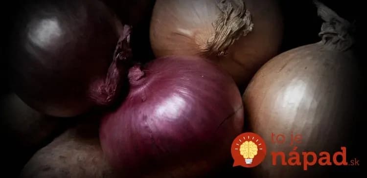 Červená, žltá alebo biela? Každý, kto niekedy pripravoval pokrm s cibuľou, by mal poznať tento rozdiel!