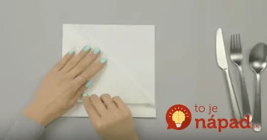 Toto očarí všetkých pri stole: Naučte sa, ako elegantne poskladať obrúsok len za pár sekúnd: