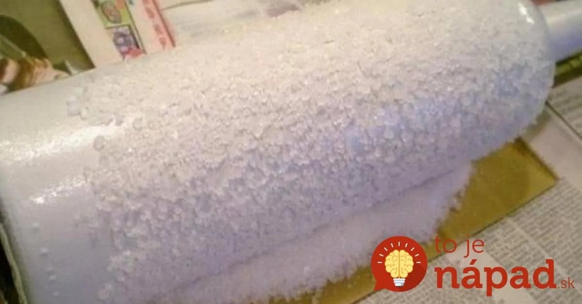 Na vytvorenie tejto dekorácie potrebujete prázdnu fľašu a soľ. Pozrite sa, čo dokáže táto kombinácia!