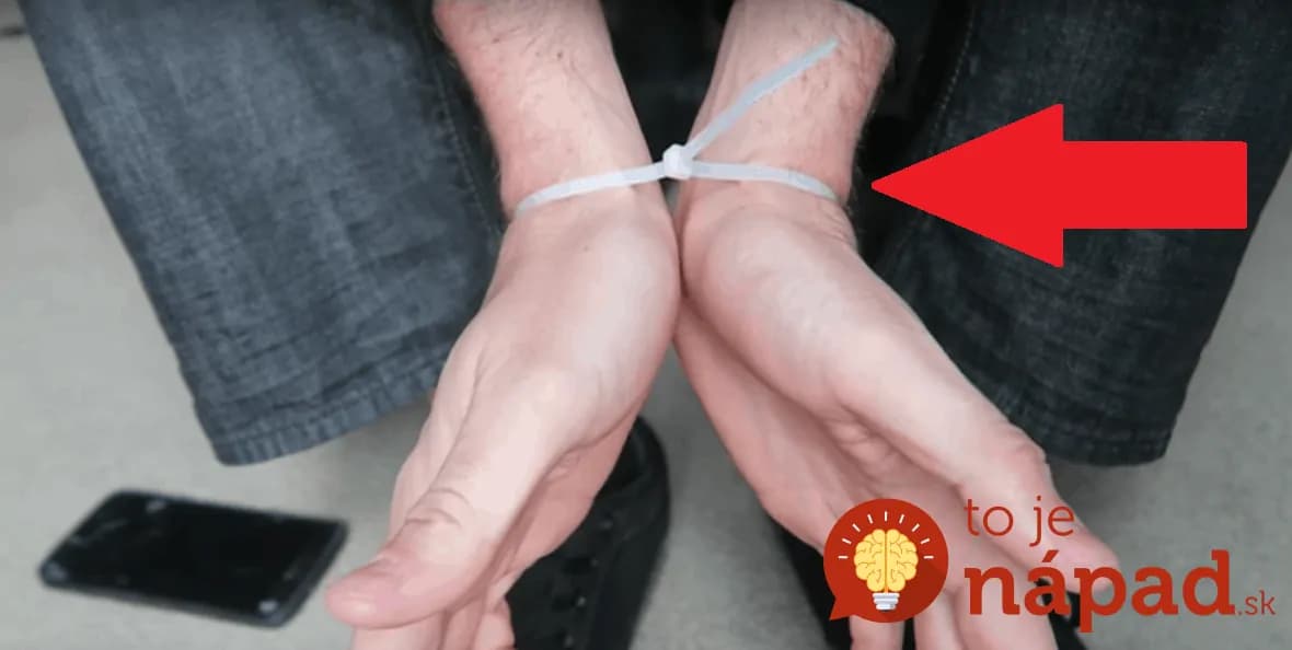 Muž vám predvedie jediný možný spôsob, ako vyslobodiť ruky spútané zväzovačom káblov