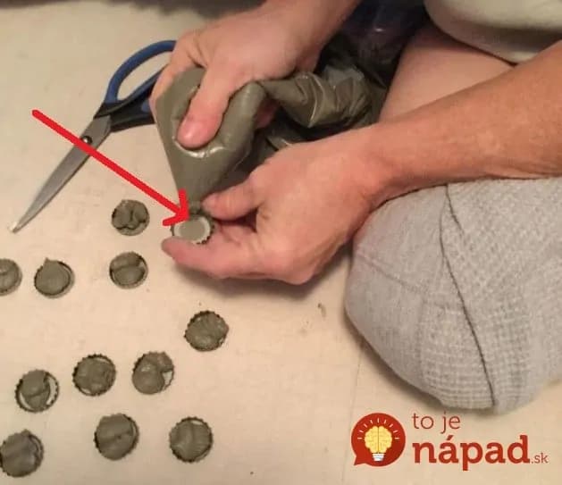 Do prázdnych vrchnákov od piva začal plniť betónovú zmes: Keď manželka vstúpila do izby, takmer onemela!