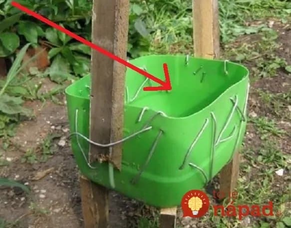 Na dvor postavila škaredú konštrukciu z plastového kanistru a dreva: Teraz sa pri jej záhrade pristavujú všetky deti z okolia!