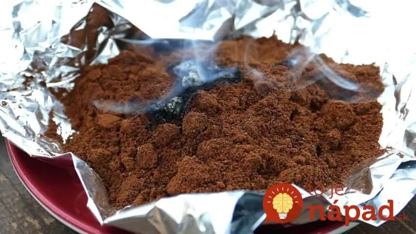 Toto sa stane v momente, keď zapálite zvyšky z kávy: Žiadna mágia, ale perfektný trik, ktorý  počas leta vyvážite zlatom!