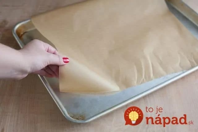 Perfektná finta s papierom na pečenie: Dajte ho na plech takto – cesto bude chutnejšie a upečie sa rýchlejšie!