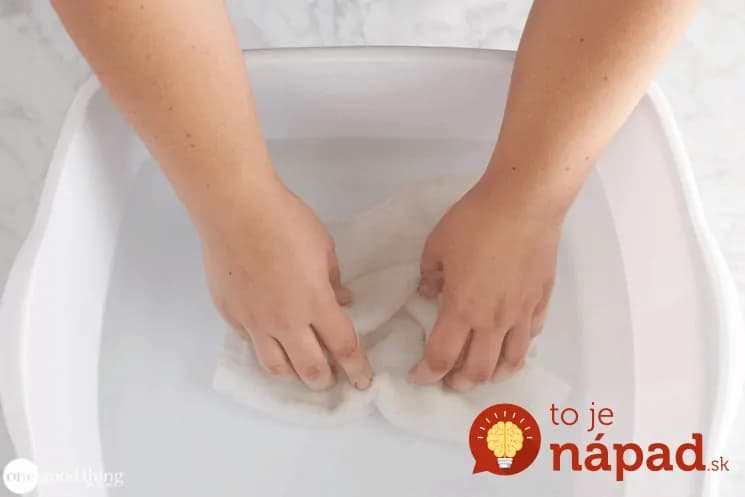 Nikdy by som neverila, že sa to dá aj bez drhnutia, výsledok však hovorí za všetko: Perfektná finta, ako vyčistiť aj veľmi znečistené linoleum!