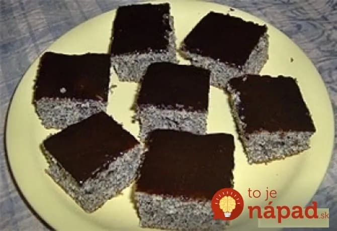 7-minútový sypaný makový koláč: Bez cesta a bez múky, stačí len nasypať na plech a viac sa nemusíte starať!