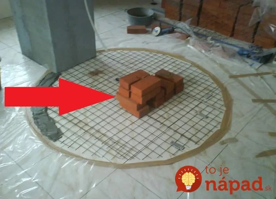 Do stredu vykachličkovanej kúpeľne nanosil tehly, maltu a pustil sa do práce: Čo vytvoril tento muž vlastnými rukami, by chcel mať doma každý!