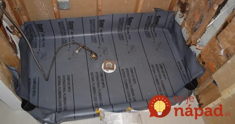 Neznášate nekonečné drhnutie vaničky v sprchovom kúte? Dajte si na podlahu toto a máte po starostiach!