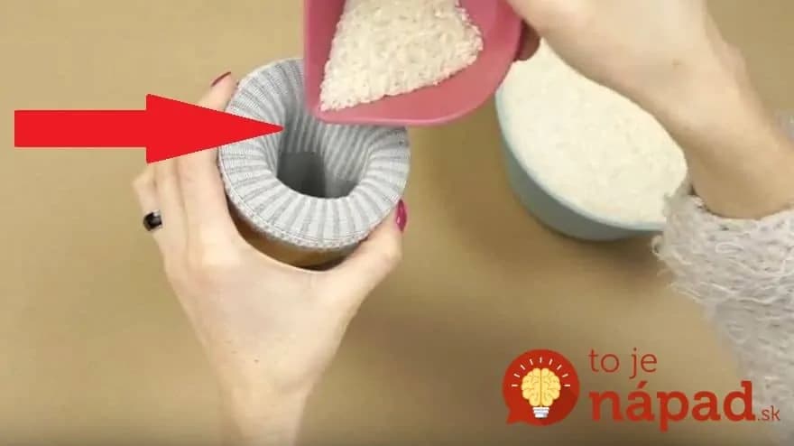 Do starej ponožky nasypala ryžu. Vytvorila perfektnú zimnú dekoráciu – 5 minút a máte ju aj vy!