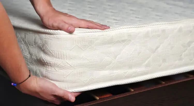 Toto zbaví matrace KOMPLET všetkej vlhkosti, zlikviduje baktérie aj staré škvrny: Netreba ich ani nosiť von!