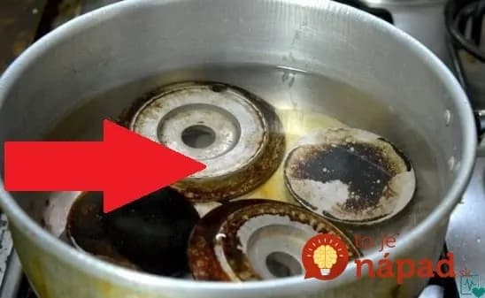 Pripálenú špinu z horákov aj zažratú mastnotu to zlikviduje v okamihu: Neoceniteľné čistiace triky dajú do poriadku aj najšpinavší sporák!