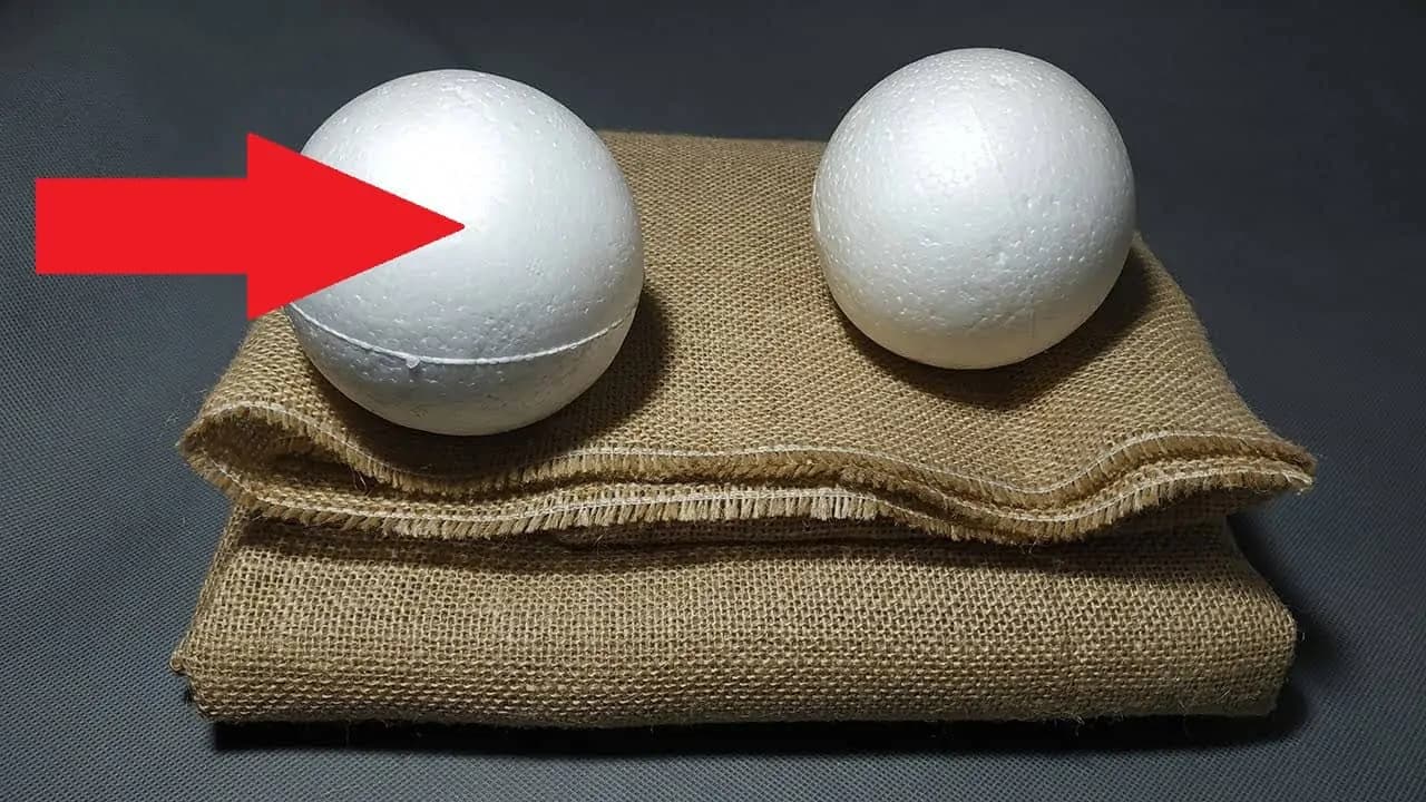 Zobrala len 2 gule z polystyrénu a kus vrecoviny: Neuveríte vlastným očiam, čo z toho môžete mať za pár minút – úžasný nápad!