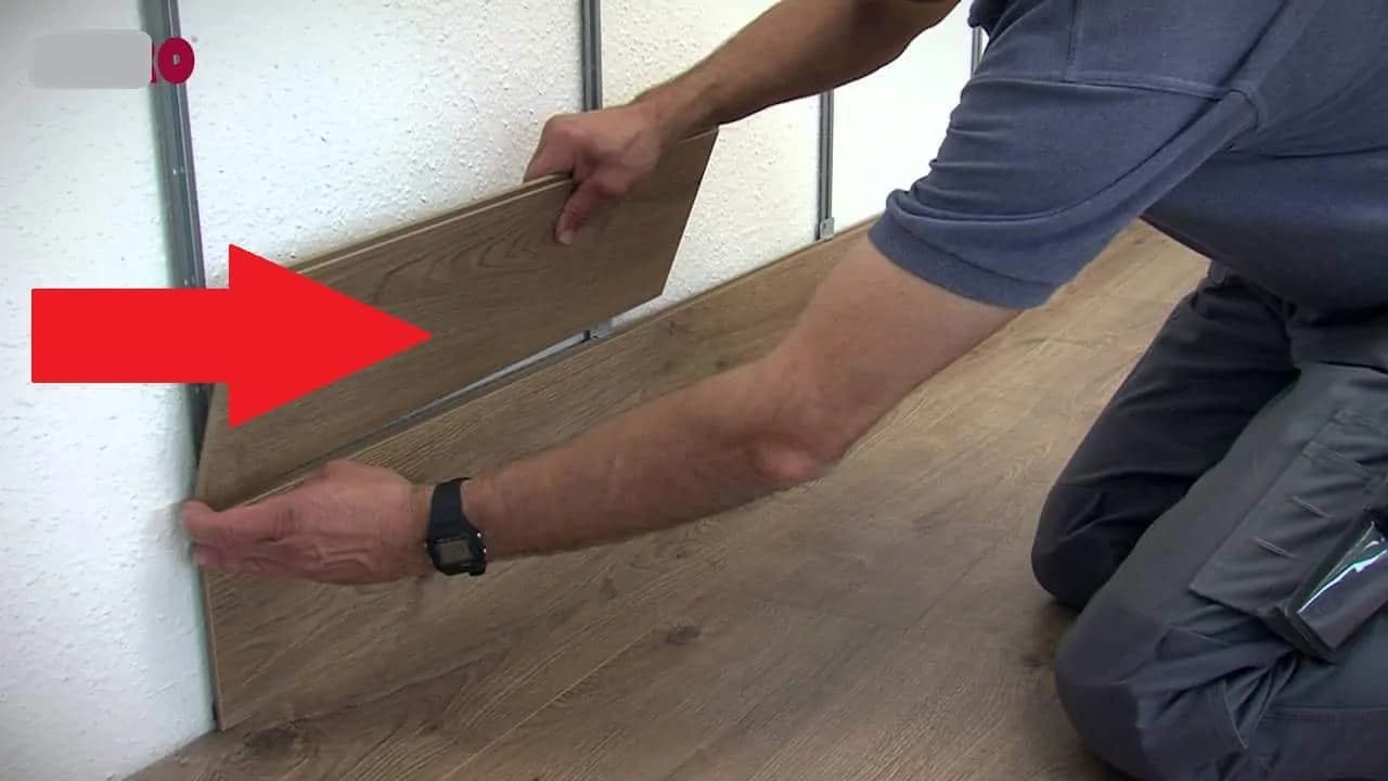 Zabudnite na tapety a drahé obklady – toto dokáže obyčajná plávajúca podlaha: Stačí dať na 1 stenu a zmení sa celá izba!