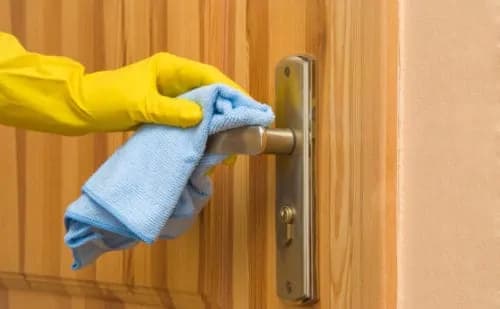 Dezinfekcia na všetky povrchy, ktorú vyrobíte za minútku: Všetky bacily a baktérie zlivkviduje v momente – zanecháva lesk!