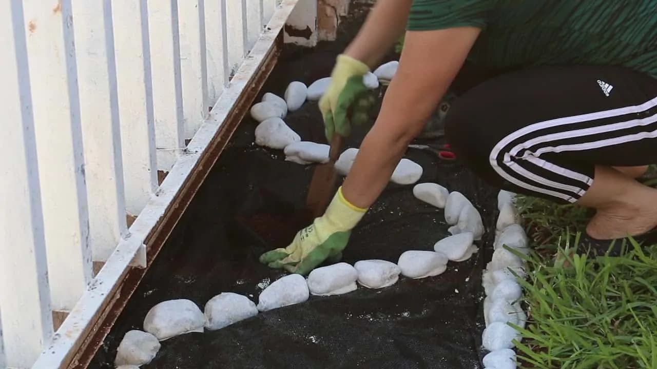 Nepotrebujete drahé úpravy, toto vyzerá úžasne: Záhradkárka ukázala, ako si vylepšiť dvor za 2 hodiny – len kamene, zeleň a takýto výsledok!