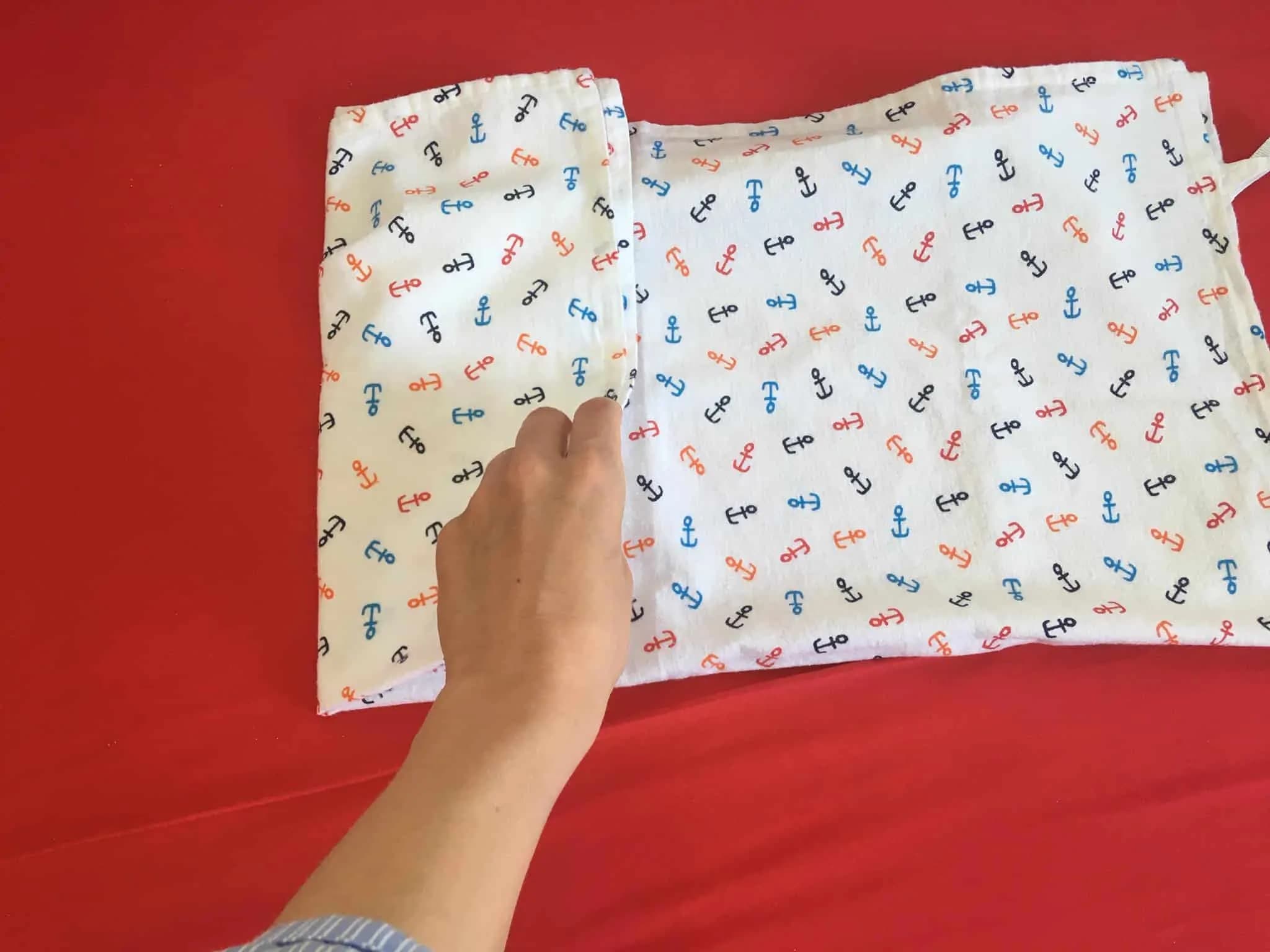 Slovák ukázal geniálny postup, ako si vyrobiť ochranné rúško za minútku a bez šitia: A nemusíte ho zháňať po lekárňach!