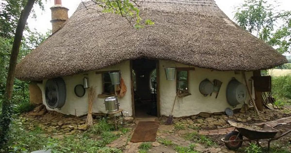 Vlastnoručne si postavil domček z hliny, ílu a slamy za necelých 300 EUR: Interiér vás okúzli!