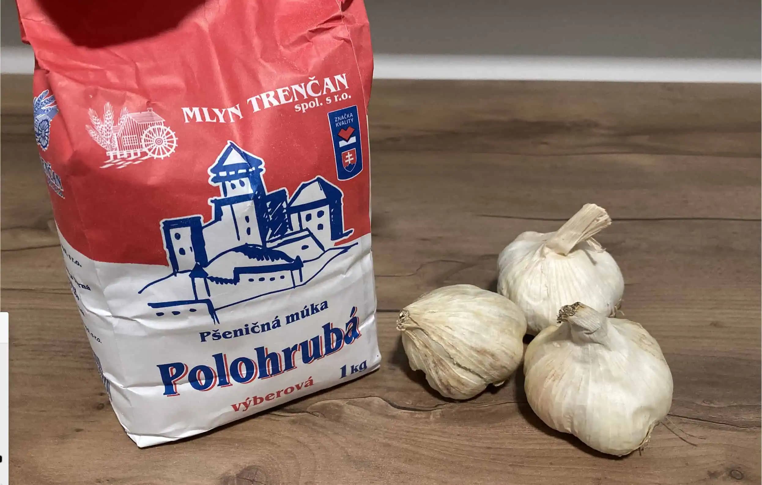 Vezmite hlávky cesnaku, obyčajnú múku a zapamätajte si tento trik na celý život: 11 starých zlepšovákov, ktoré perfektne fungujú aj dnes!